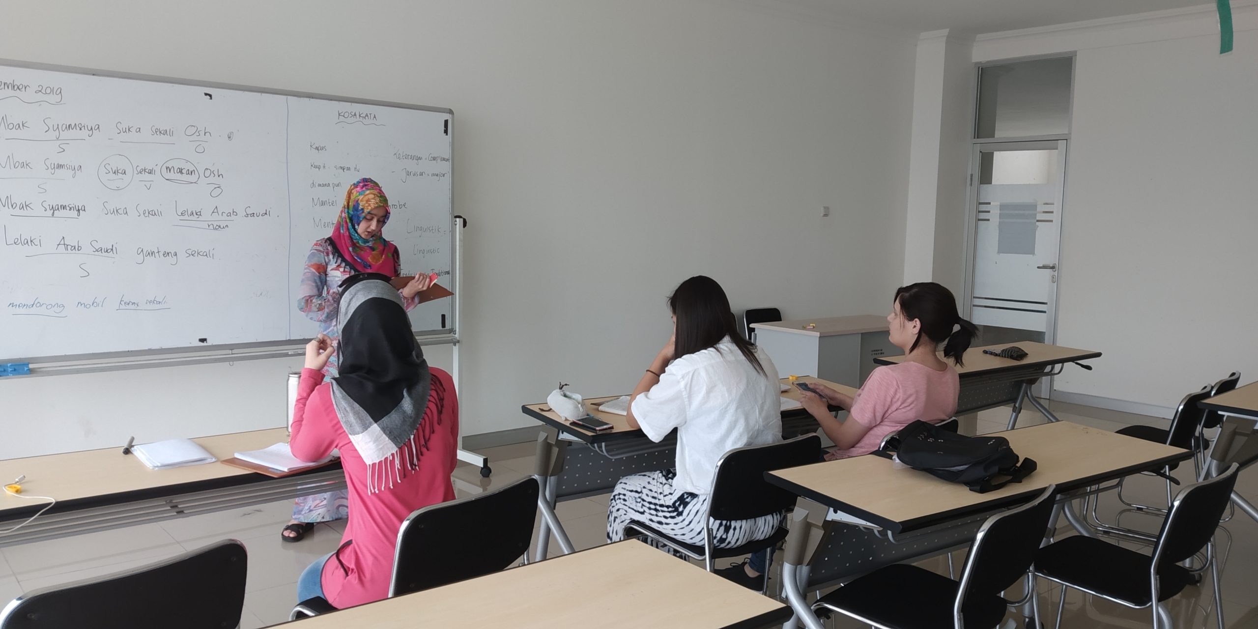Mahasiswa Darmasiswa RI 2019/2020 Melakukan Pembelajaran Bahasa Indonesia di Kelas